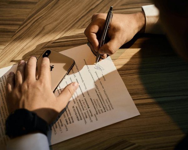 Comment signer et respecter un contrat de location d'un bien immobilier sûr ?
