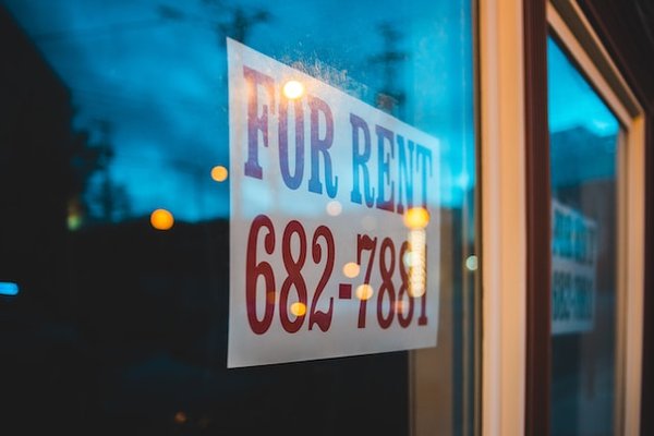 Quels sont les tarifs et les aides possibles pour la location d'un bien immobilier sûr ?