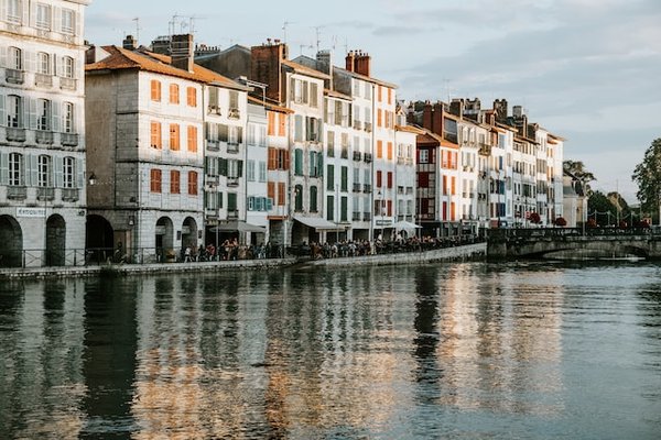 Quelles sont les démarches à effectuer pour louer un bien immobilier au Pays Basque ?