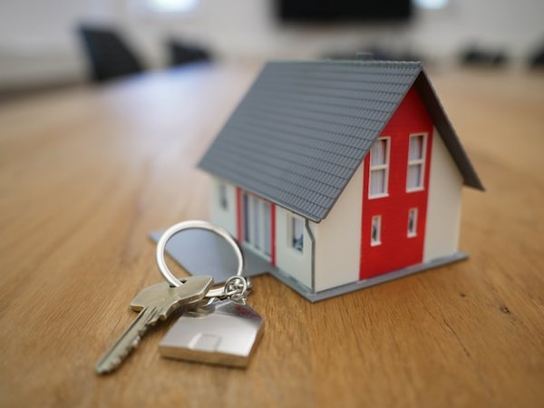 Quels sont les avantages et les inconvénients d'acheter un bien immobilier sûr ?